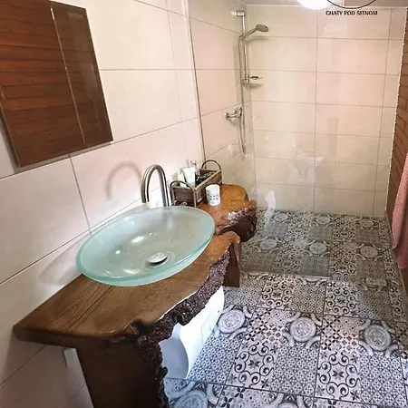 Chatka Pod Lesom بيت للعطل